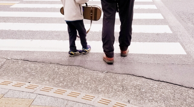 横断歩道と歩行者