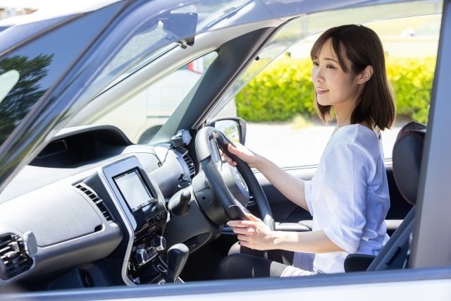 ドライブする女性